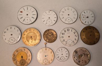 Collection of 13 old antique pocket watch dials and movements from 1800s to mid 1900s.  Likely missing parts, not working. 

Can be used for practice 