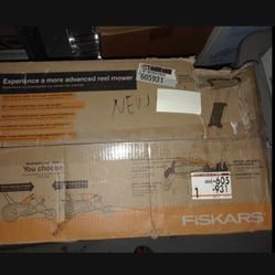 FISKAR 18 in. Cut Manual Push Non-Electric Walk Behind Reel Mower. BRAND NEW