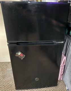 Mini Fridge perfect for small places $100 OBO