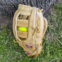 Rawlings "BIG" SOFTBALL/BASEBALL GLOVE ( SEE PICS). LOCATED IN GLENDORA SEE MY PAGE FOROTHERBASEBALLEQUIPMENTFORSALE "CHEAP"