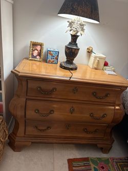 2 lamps and 2 bedside drawers