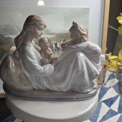 BEAUTIFUL COLLECTIBLE FIGURINE ✨️Captures the Essence of Motherhood in a way that is both realistic and beautiful. ✨️
