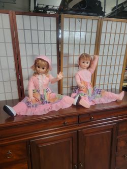 Beautifull identical twin sisters dolls
