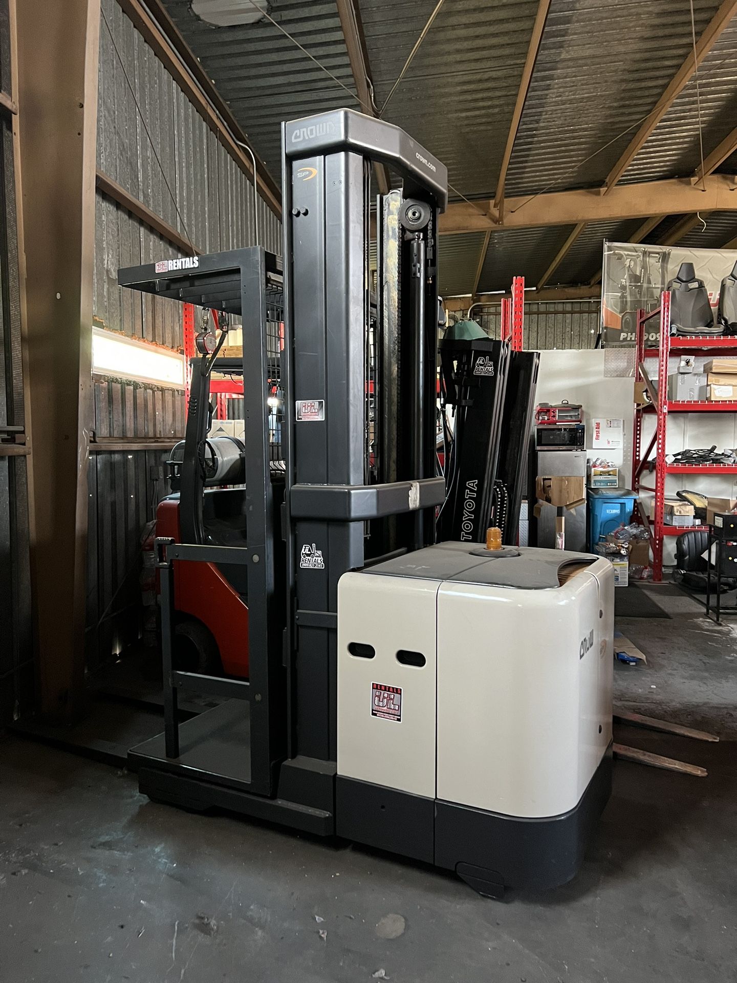2,004 CROWN FORKLIFT ORDER PICKER