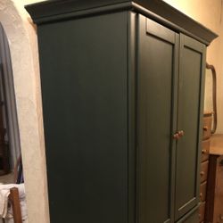 Beautiful Ethan Allen Style Armoire W/Mirror 