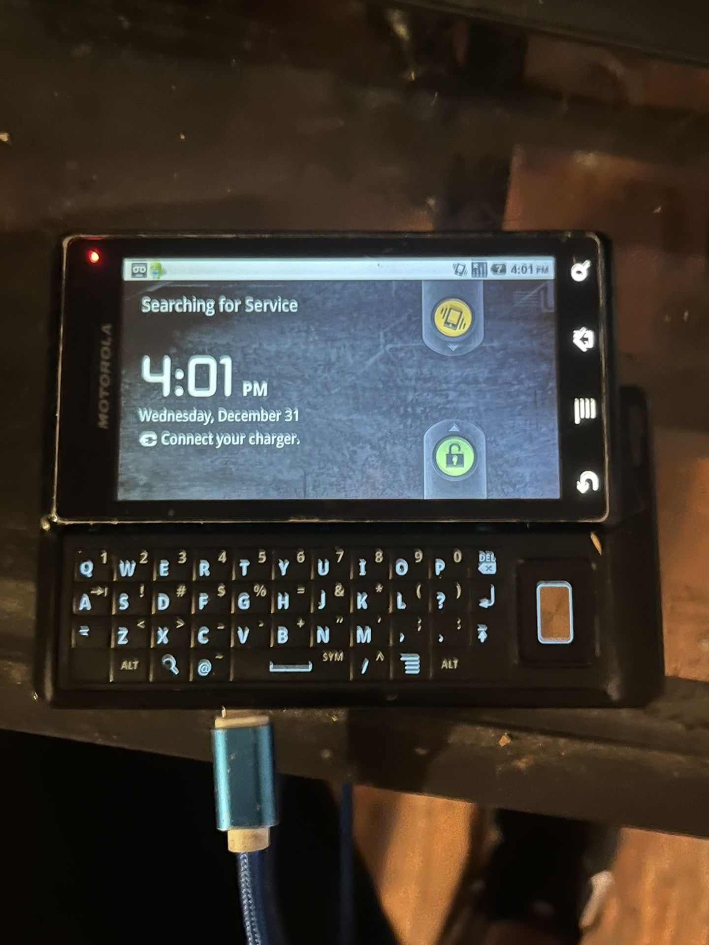Vintage Motorola Droid A855 Verizon Smartphone (2009) – Powers On, No Cords Included Description: Vintage Motorola Droid A855 by Verizon, one of the