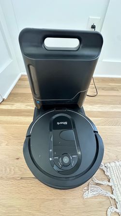 Shark IQ Robot Vacuum with Self-Empty Base (RV1001AE)