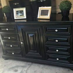 Long Dresser And Large Mirror Brand Davys INTL Colors Black And Silver Has Been Refurbished 