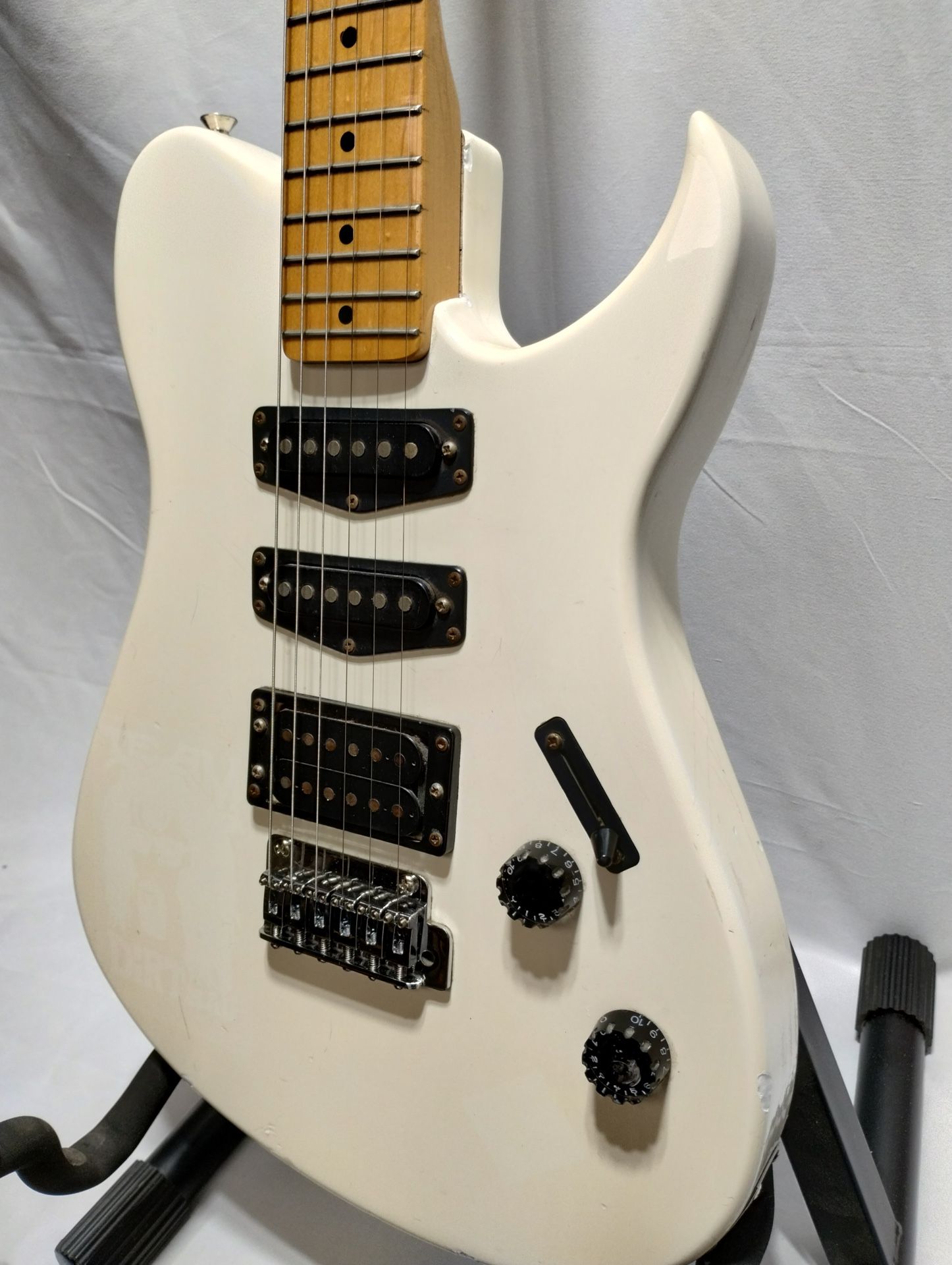 "NO TRADES" 1980s Squier Bullet Stratocaster Electric Guitar With Maple Neck Hst Made In Japan