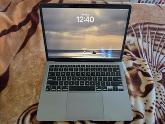 Apple MacBook Air M1 (2020) in silver.