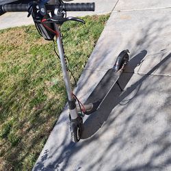 Electric scooter swagtron