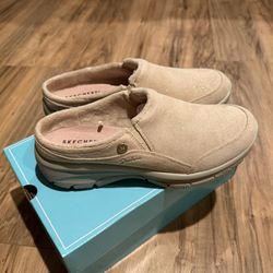 SKECHERS Women's Martha Stewart Easy Going-Comfy Feeling Clog, Natural, Size 9 - New condition and never used. 