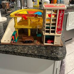 VTG 1960’s FISHER PRICE PARKING GARAGE VE COND