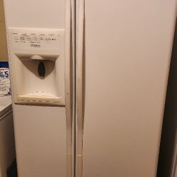 MAYTAG FRENCH DOORS REFRIGERATOR,  WATER DISPENSER ICE MAKER VERY CLEAN WORKS GREAT 