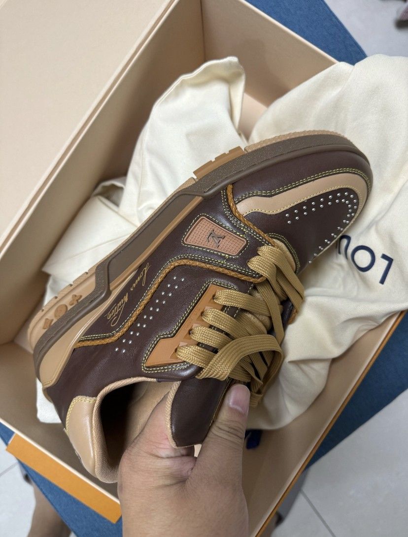 Selling at a low price! Bought the wrong size. The shoe size is 9.5.