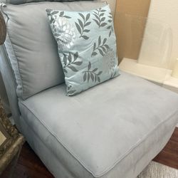 Set Of Chairs With Pillows