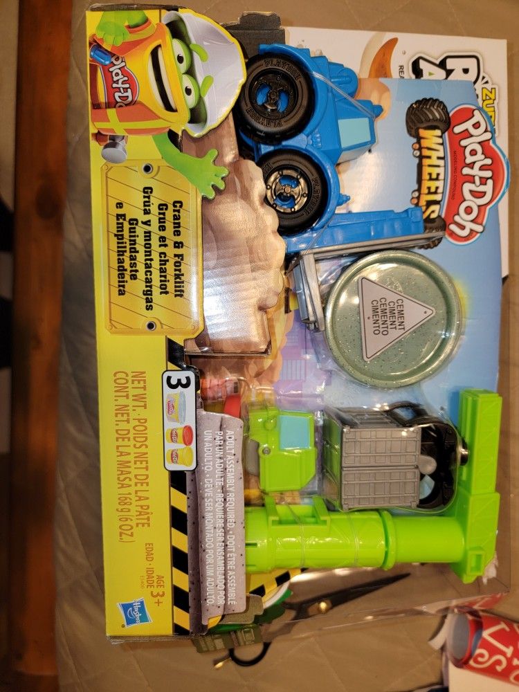 (NEW) PLAY DOH WHEEL CONTRUCTION CRAN AND FORKLIFT.  3 CONTAINERS OF PLAY DOH