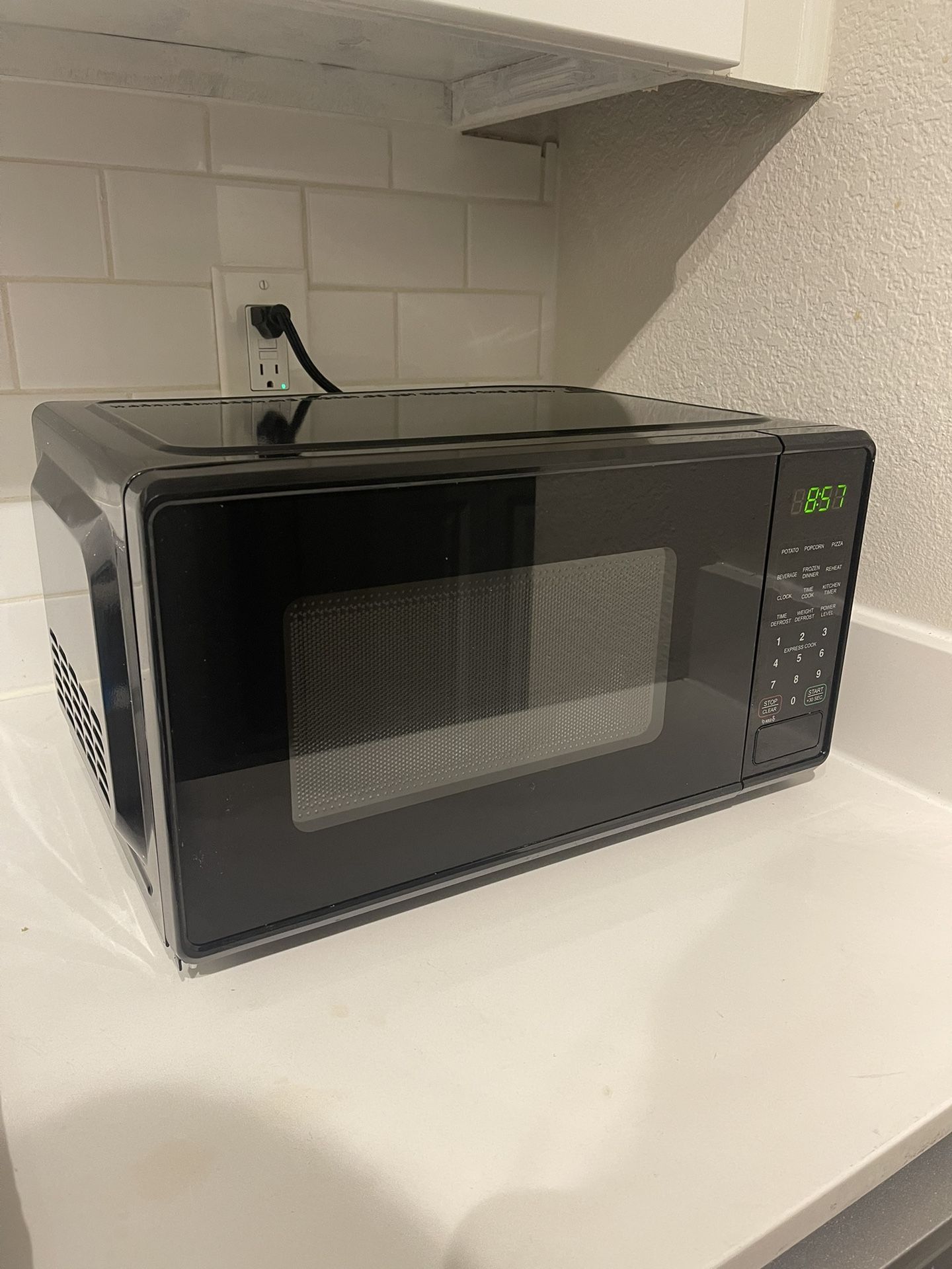 Microwave Oven 0.7 Cu ft, 700 Watts