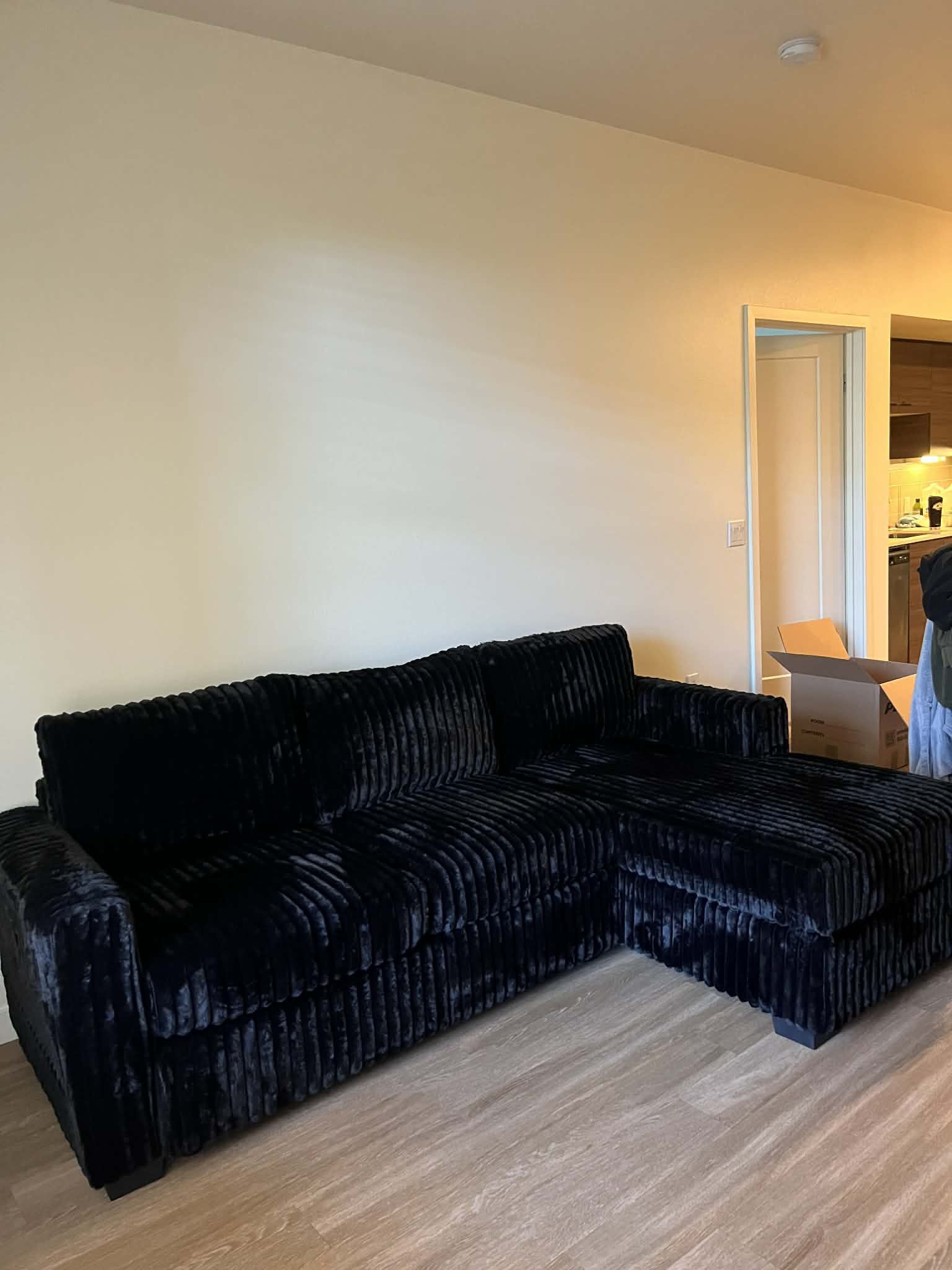 New Sectional Couch with Chaise! Free Delivery 🚚! Free Assembly!