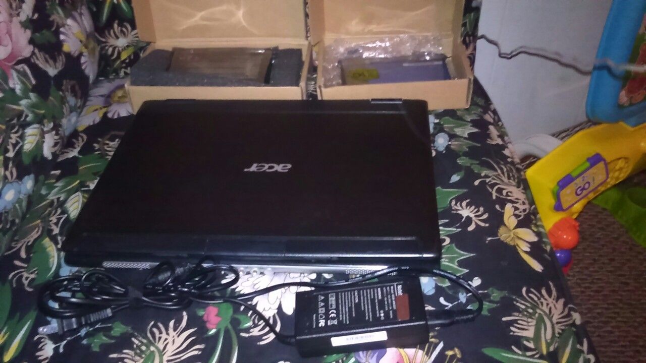 Acer aspire 5515 laptop windows Vista with charger and 3 batteries