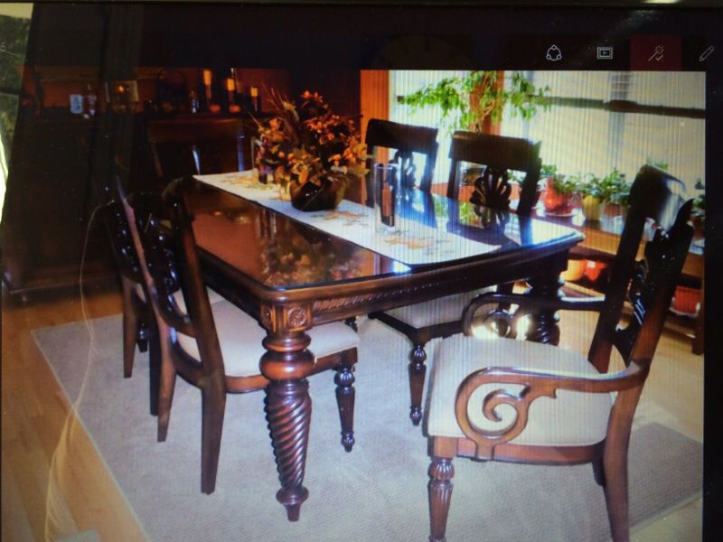 Beautiful tommy Bahama/Lexington Furniture Dining table and 6 chairs