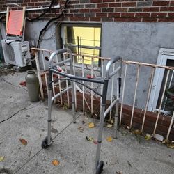 Drive Medical 10244-1 Two Button Folding

Steel Walker, Grey