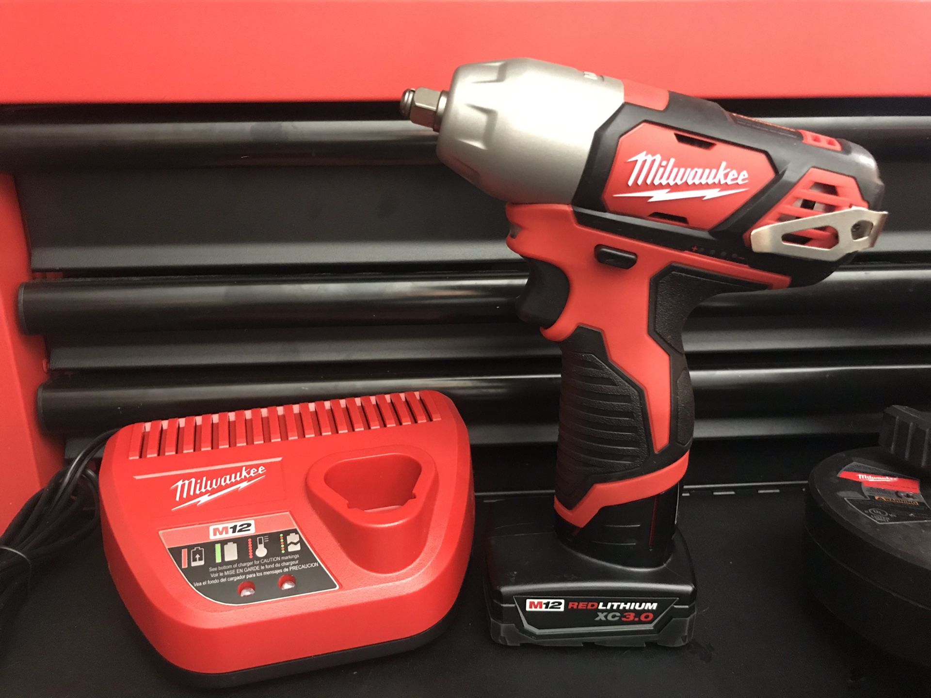 MILWAUKEE M12 3/8 IMPACT WRENCH KIT W 3.0 BATTERY AND CHARGER BRAND NEW