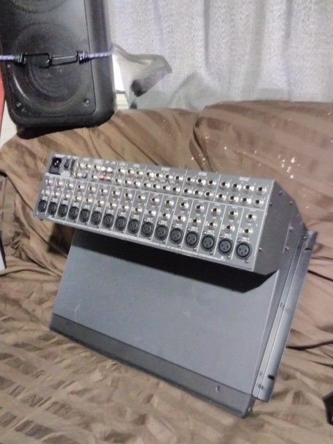 MACKIE 1604 VLZ PRO 16 CHANNEL MIC/LINE MIXER