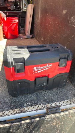 Milwaukee 2 Gallon Vacuum
