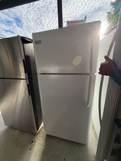 White Top-Freezer Refrigerator 30”w