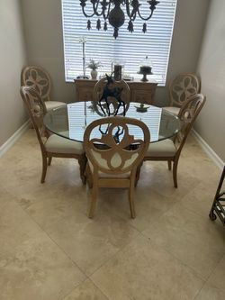 Dinning room table with chairs