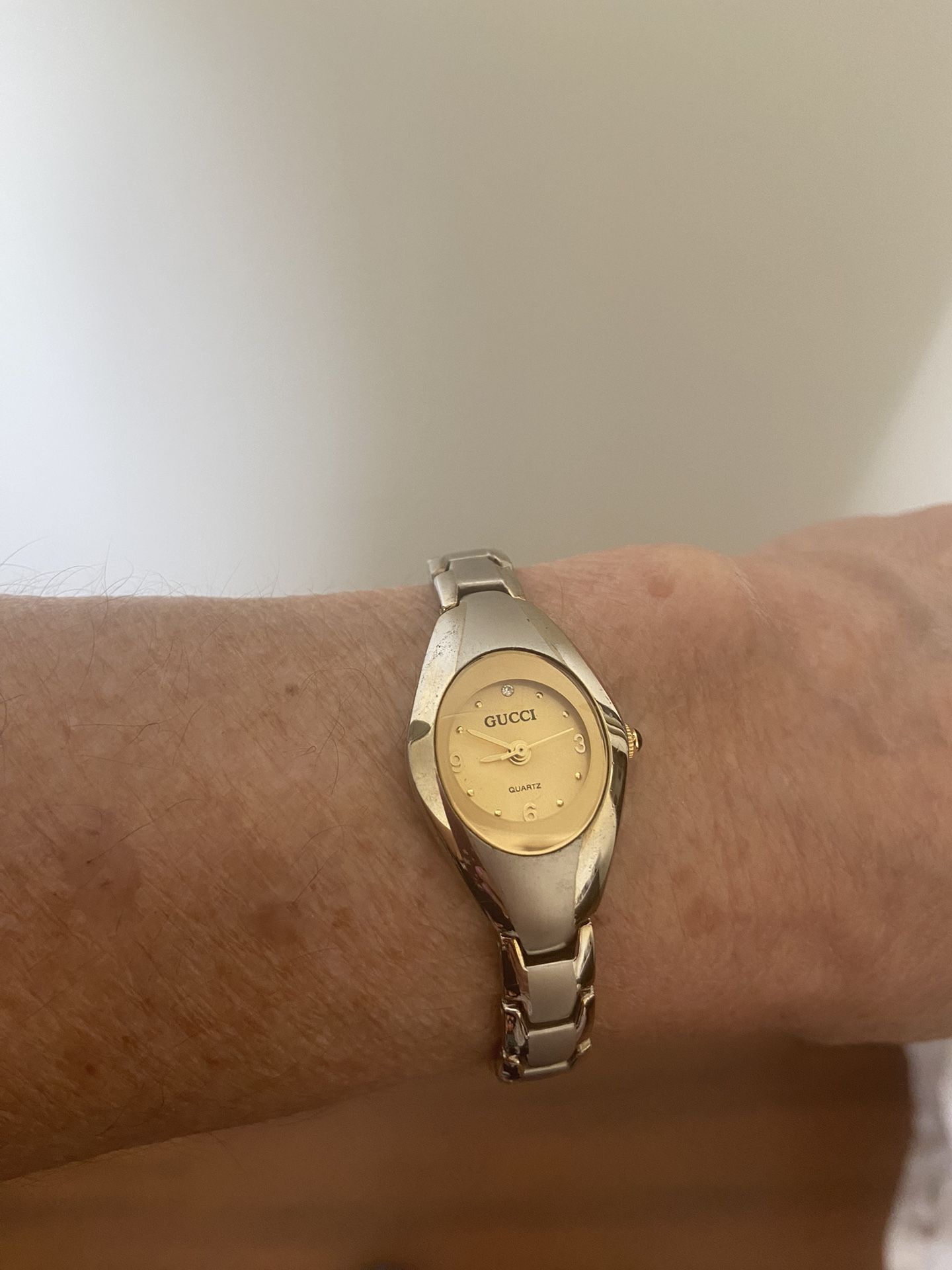 Vintage Gucci Bubble Face Woman’s Quartz Watch Vintage GUCCI 116.5 Quartz Watch Timepiece. Gucci MOP Face  main image 3