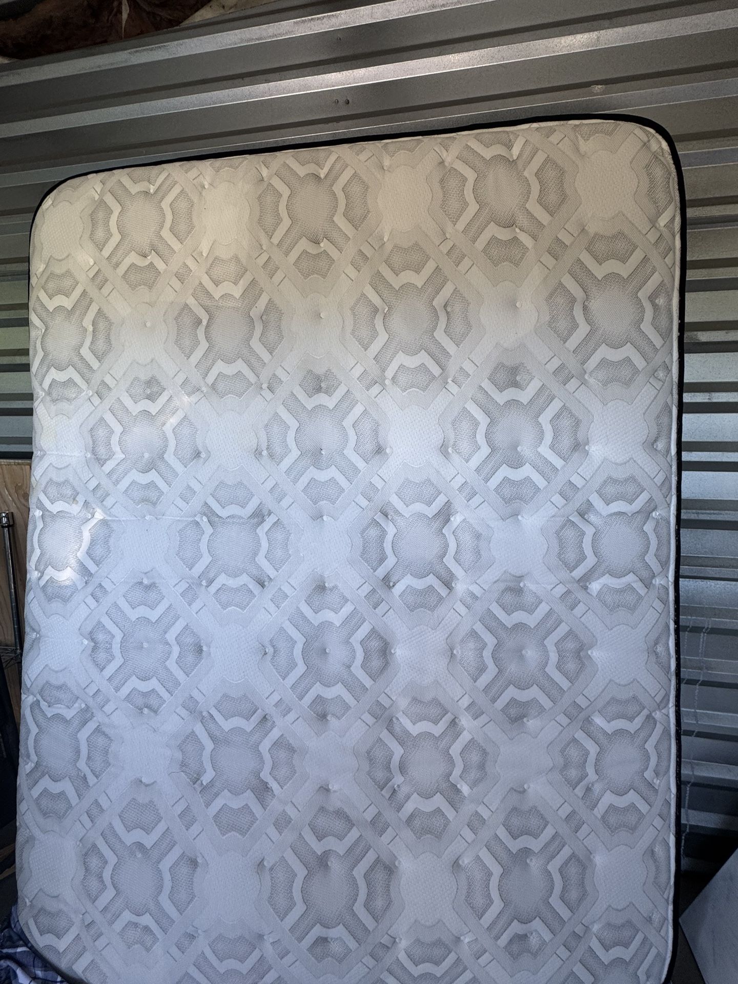 Bed frame And Bed mattress - Queen