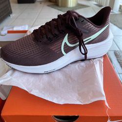 Brand New Women’s Nike Pegasus Size 7 And 8.5
