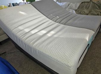 Split King Adjustable Bed + Casper Twin XL Mattresses – Like New!