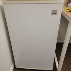 Daewoo - 4.4 Cu. Ft. Compact Refrigerator