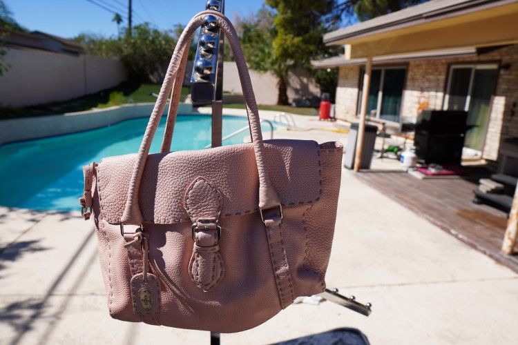 FENDI SELLERIA LEATHER PINK HANDBAG 🔥🔥asking $549 Obo