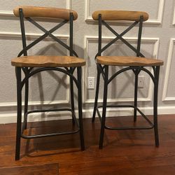 Wooden bar stools  / Bancos de madera