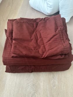 Queen sheet set: 1 fitted, 1 flat, 2 pillowcases 💯%  Egyptian cotton