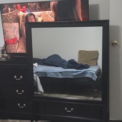 Dresser With Mirror