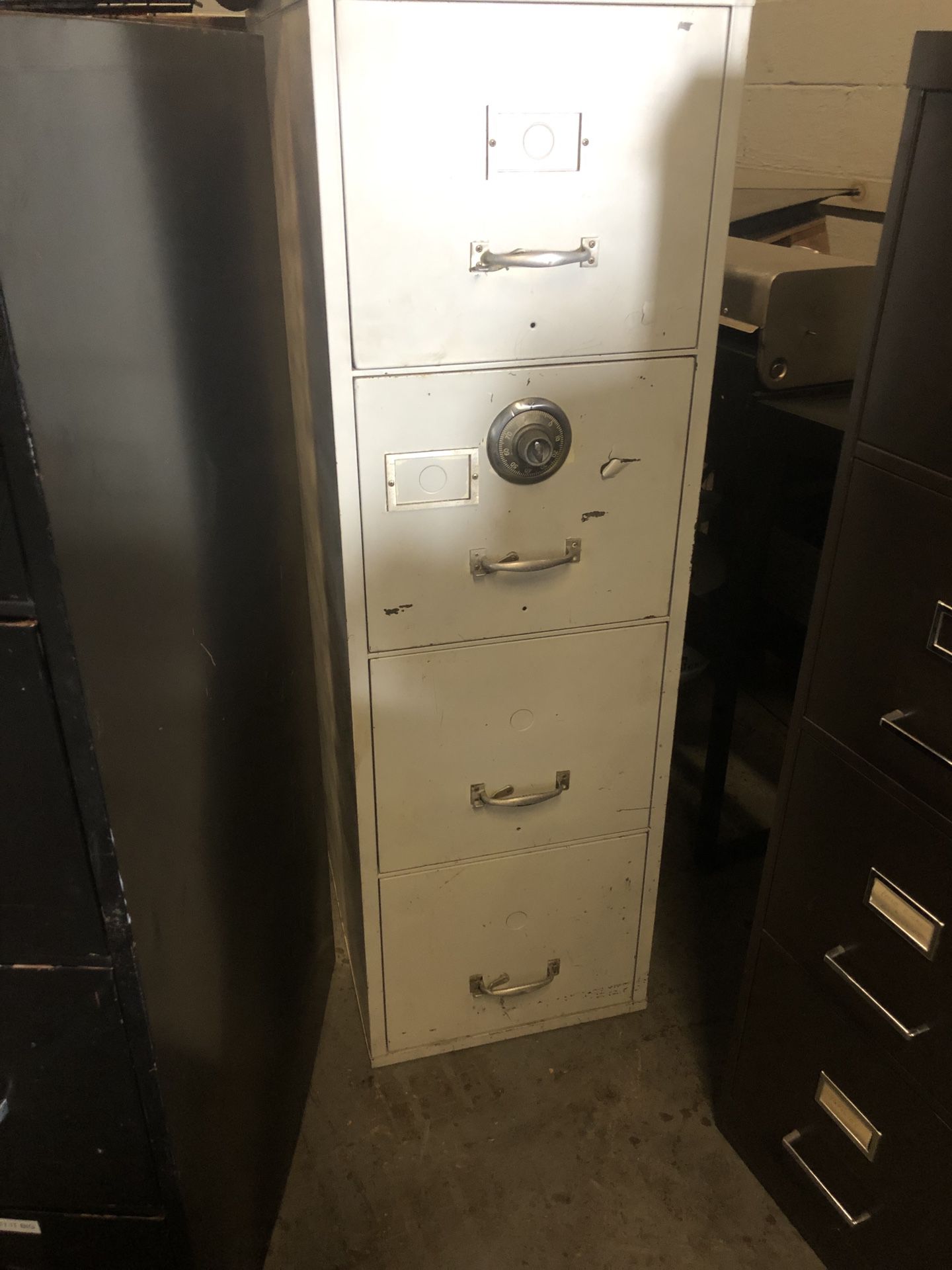 Locking file cabinet