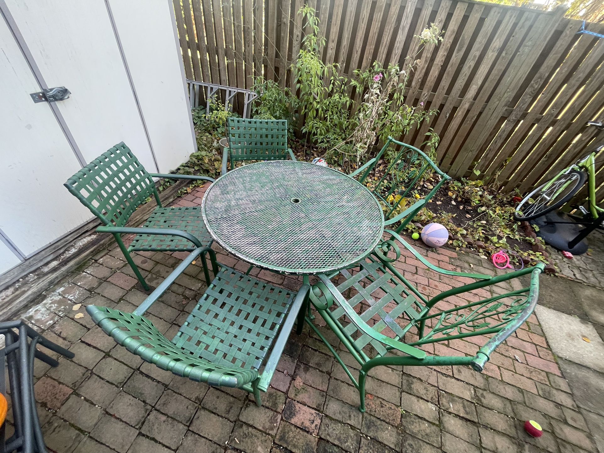 Outdoor Round Patio Table With Five Chairs
