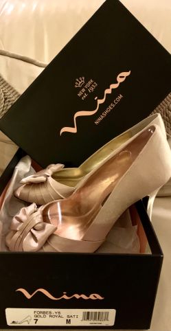 New Nina Gold Satin Bow Heels Sz 7