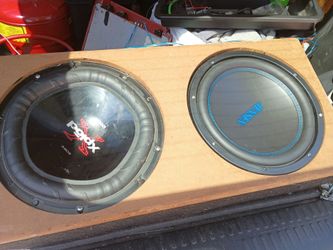 2 12's xplode the other jensen 2 amps jensen 600watts and xplode 750ways