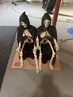 2 lighted Halloween skeleton