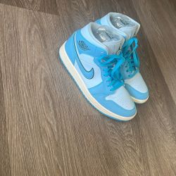 Jordan 1 Mid SE Ice Blue 
