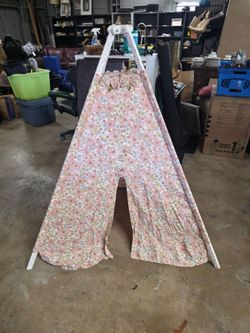 Beautiful little tee pee, maybe for girls 3-7 years old