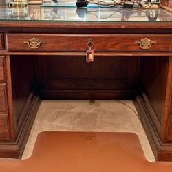 Ethan Allen Office Desk With Glass Top And Key