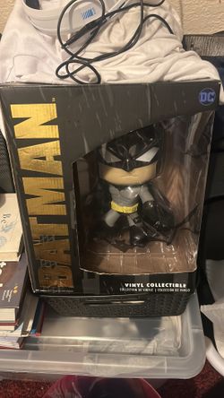 Batman super Deluxe Vinyl collectible