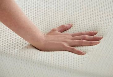 Queen Size Saatva Memory Foam Mattress Topper